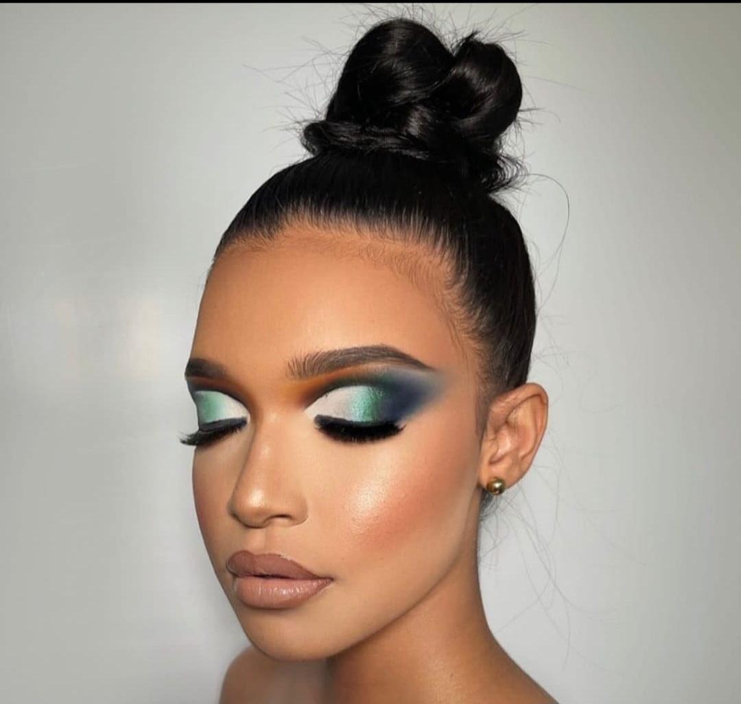 Maquillaje editorial con sombras verdes